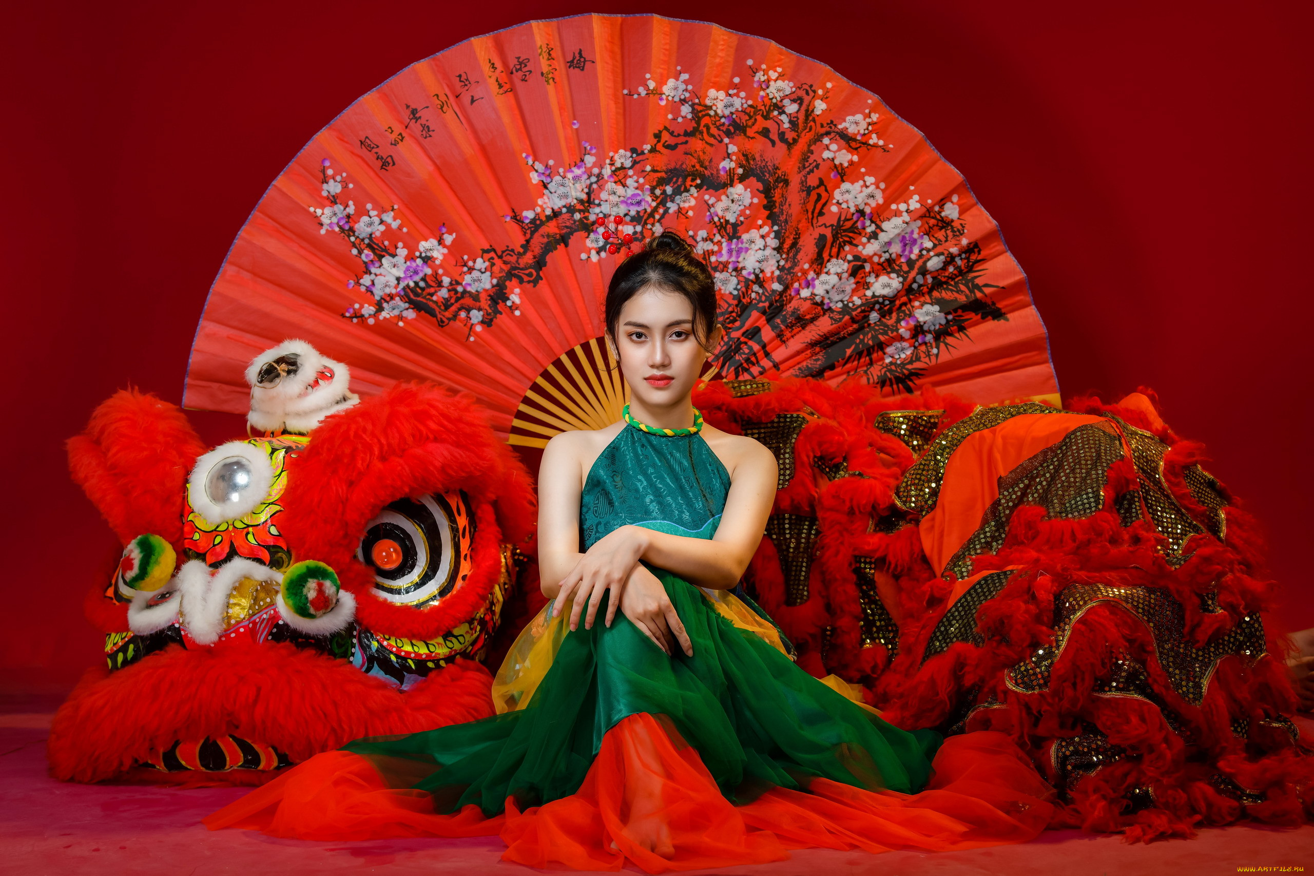 Asian dragon fest 2024. Азиатка, веер, красное платье. Азиатские красные исполнители.